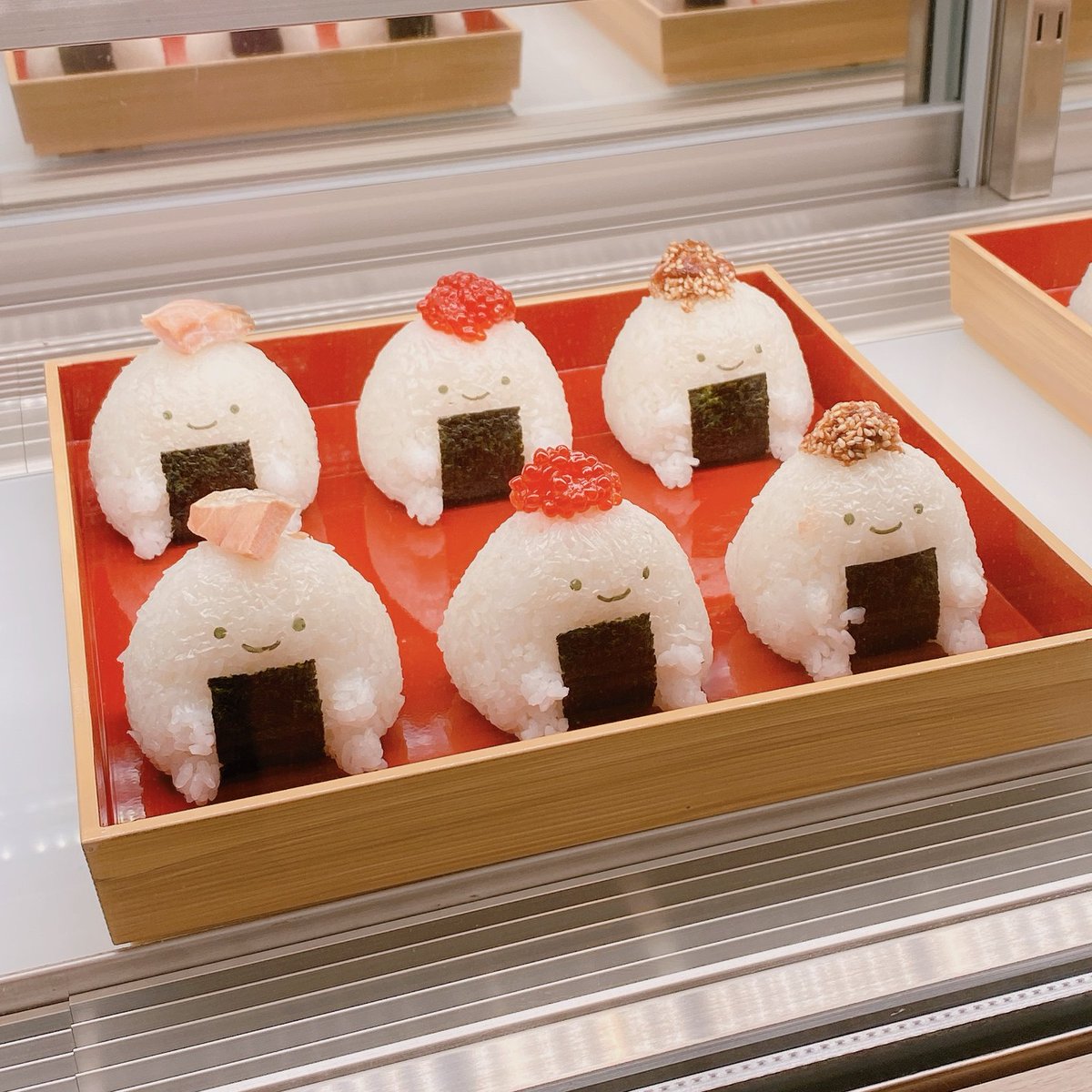nene_chara's tweet photo. 🍙#のりおにぎり屋さん レポ①🍙

✴︎渋谷のミヤシタパークSouth2Fの入ってすぐ！駅近！
✴︎列にならんで、注文票を書きました。
メニューは選んでから行くのが吉！
→ https://t.co/SftVH1wZRb
✴︎レジで注文！隣のガラスケースには、のりおにぎりたちが、ちょこんと座っています🍙 https://t.co/AfCjMUquaj
