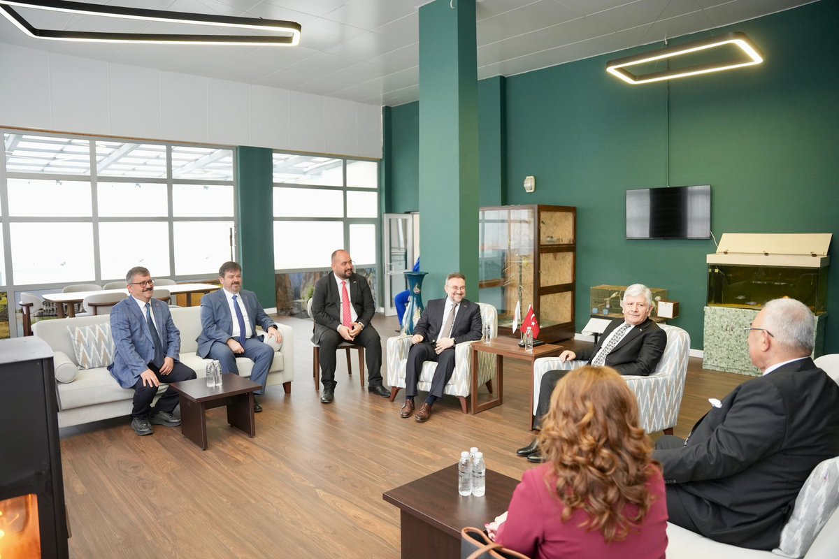 Bozkırın kıralı,
Yozgatın Bozok’u…
Muhteşem altyapı, olağanüstü girişimcilik, uluslarası ilişkiler, milli ve yerli duruş, ekip çalışma yeteneği, yerinde ve yerelinde hizmet, kaliteli eğitim ve diğer bütün özellikler YOBÜ de ve sayın rektör Prof Dr Evren Yaşar ve ekibinde mevcut.