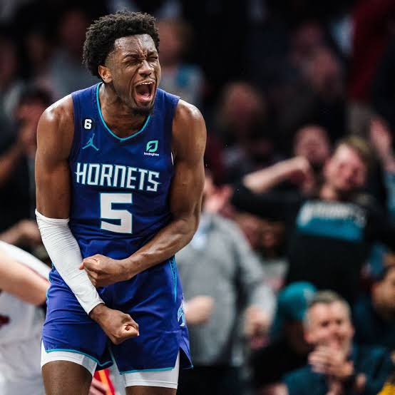 RevilUnderdog's tweet photo. Mark Williams Over 15.5 Puntos
(1.91 Draftea)

Nos regalan un momio grande en Draftea en bet ya está en 1.74.

Los últimos 2 juegos de Mark Williams:

31 puntos - 13 rebotes - 86 % tiros de campo
24 puntos - 16 rebotes - 75 % tiros de campo

Es increíble lo que hace este tipo con LaMelo en cancha, ahora se enfrentan a la D que permite la 4ta mayor cantidad de puntos a C en liga.

MarK Williams se enfrentó a Chicago 2 veces tuvo 20 y 15 puntos, 15 cuando solo jugó 17 minutos, viene de jugar 36!! La cantidad de minutos y el volumen es mucho para esta línea, seguro mañana aparecerá en menor momio o en 16/17.

Tipos grandes como Sabonis, Turner, Wemby, KAT que juegan más de 25 min han destrozado esta línea fácilmente.

❤️ si nos sigues