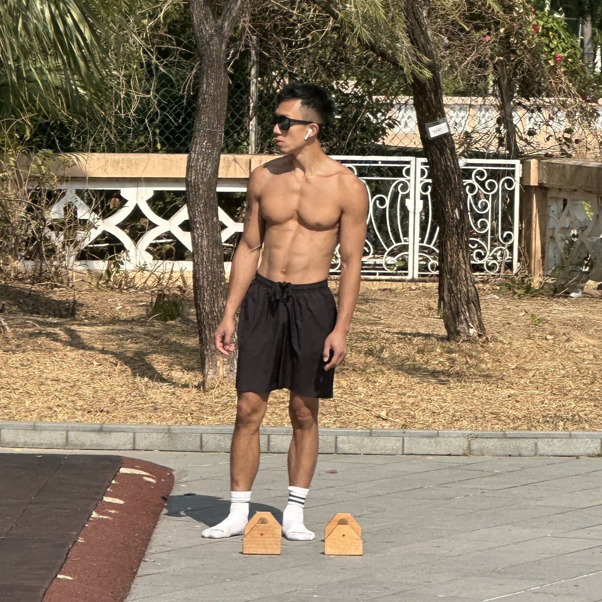 Vito87654321's tweet photo. 跑步期間見到超級男神🥰胸肌腹肌乜都有晒，有型又cool，唔係太高大，但係樣樣啱啱好，真係忍唔住要影低佢😢，見到佢都特登跑多幾轉😋。佢好似特登企定定show晒啲肌肉俾我影咁😅。型到爆 https://t.co/ZiMlQ9mATF