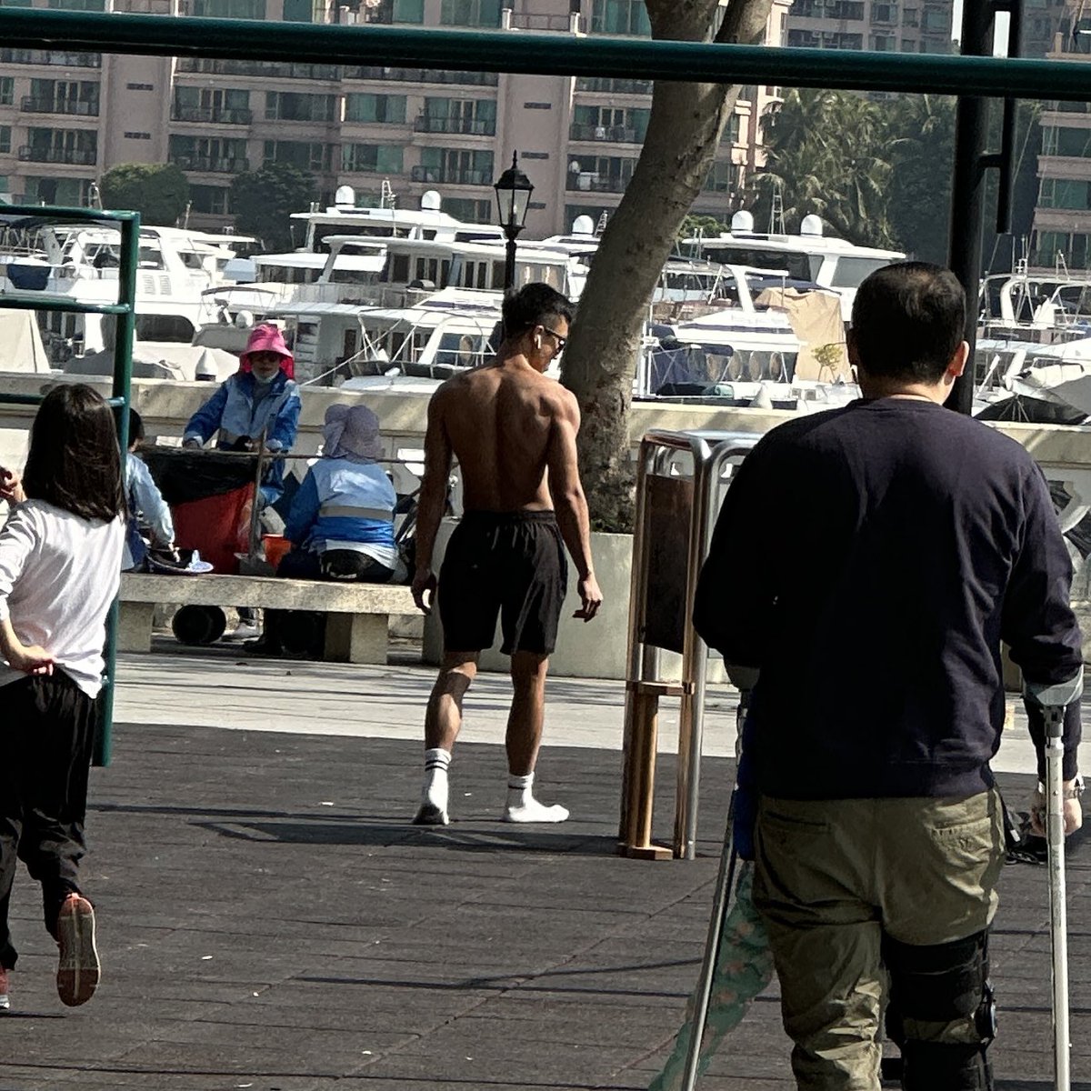 跑步期間見到超級男神🥰胸肌腹肌乜都有晒，有型又cool，唔係太高大，但係樣樣啱啱好，真係忍唔住要影低佢😢，見到佢都特登跑多幾轉😋。佢好似特登企定定show晒啲肌肉俾我影咁😅。型到爆