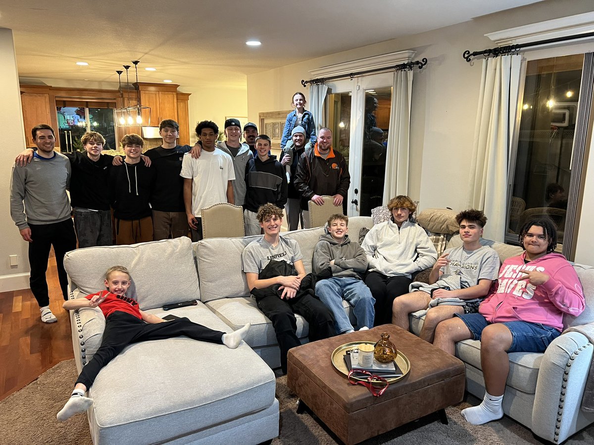 Spuds ate good tonight! Another great team dinner in the books always good to spend time together off the court #🥔