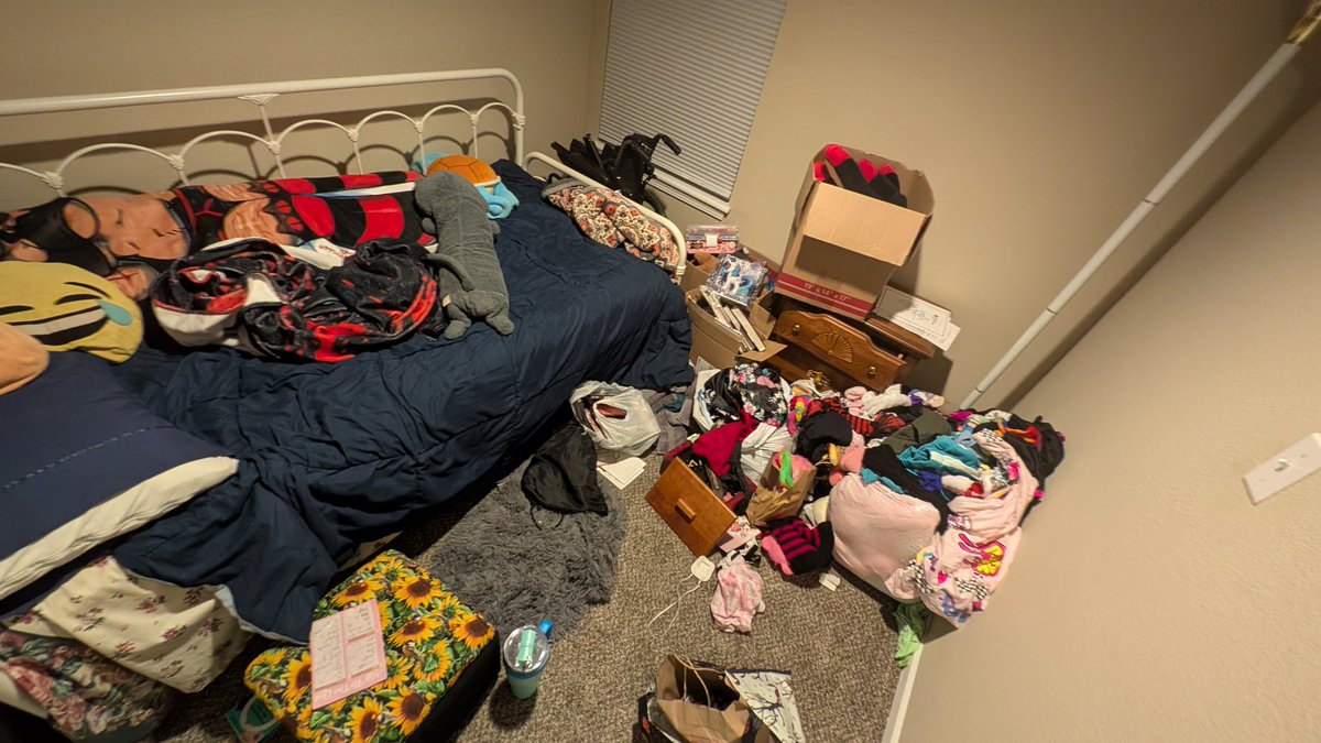 _QueenXIV_'s tweet photo. The pot calling the kettle black... 🫢

Ngl, ur way worse than Synni. This is the room u left Julie Smith to clean up, and the stuff I now have to ship to YOU. We didn't expect u to leave the state the NEXT DAY. We hoped u would've helped clean UP ur MESS. 1/5 https://t.co/CqZLlmlfph