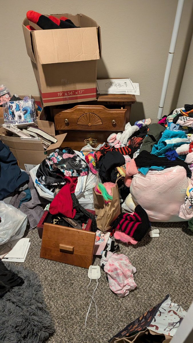 _QueenXIV_'s tweet photo. The pot calling the kettle black... 🫢

Ngl, ur way worse than Synni. This is the room u left Julie Smith to clean up, and the stuff I now have to ship to YOU. We didn't expect u to leave the state the NEXT DAY. We hoped u would've helped clean UP ur MESS. 1/5 https://t.co/CqZLlmlfph