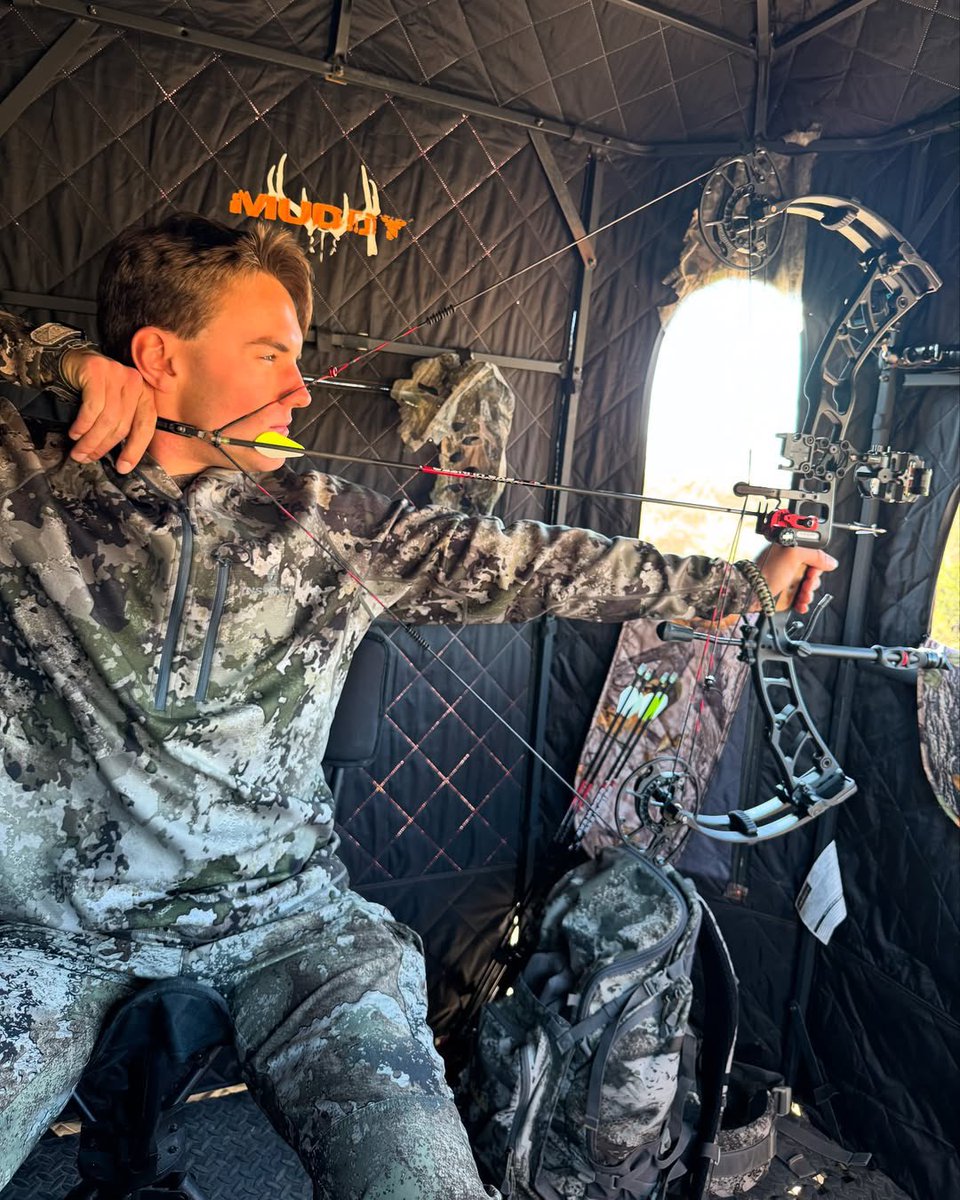 WTD_tv's tweet photo. Gentry is in the stand with his Blackout NV-3 tonight after his first doe! It’s a beautiful day to hopefully get it done! #BlackOutArchery #BlackOut #BassProShops #TeamOutdoors #Muddy #MuddyOutdoors #MuddyBlinds #TrueTimberCamo #TrueTimber #VSX https://t.co/uquSklYpTd