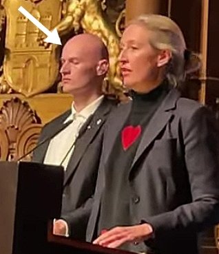 Gestern in #Hamburg:
#Weidel (mit Herzpulli) bezeichnet die 17.000 #Antifa die gegen sie+AfD vor dem Rathaus demonstrieren, als "neue SA" + behauptete ernsthaft, "die #Antifa erinnert uns Deutsche an unsere dunklen Zeiten" 🤡💩
Neben ihr stand die ganze Zeit die wahre neue SA!