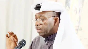 #مسفر_الدوسري  الله يرحمه ويغفر له ويحسن إليه

من أجمل ما كتب وأي جمال  يكتب عن الأب عن الوالد عن الروح  : 

يبه شلونك ؟
ملل هالكون من دونك ..
يبه شلونك ؟
وتمضي رحلة الدنيا ..
بليا طلَّة عيونك ..
يبه شلونك ؟
وشلون المرض وياك ؟
بعد ما هدِّك بدنياك ..
عساها تغمض جفونك ؟
تبي تدري عن