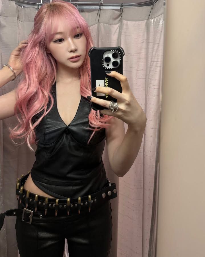 .         ╭ ◜◝ ͡ ◝ ͡ ◜◝ ╮
      ♡  ∧＿∧ ＿∧  ♡
  ♡     (⸝⸝_   ̫_)𖥦< )     ♡
      ♡ /⌒ づ⊂⌒ヽ ♡
  O      ╰ ◟   ͜   ◞ ╯
o
°