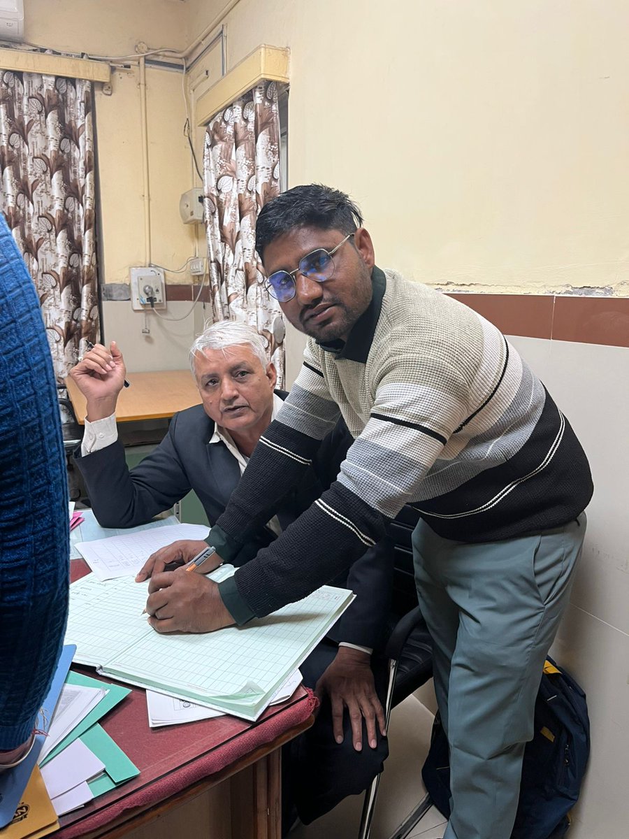 bhatia_nitin15's tweet photo. माता पिता और गुरुजनों के आशीर्वाद से आज जोधपुर रूरल ट्रेजरी में कनिष्ठ लेखाकार के पद पर कार्यग्रहण किया।
सभी रिश्तेदारों, परिजनों, मित्रो और शुभचिंतकों का हार्दिक आभार🙏🙏
@SwarupBhati1599 
@Sohanlakhani 
@AnilLakhani_ 
#JRA
#jracc https://t.co/TvQLfSQ6NC