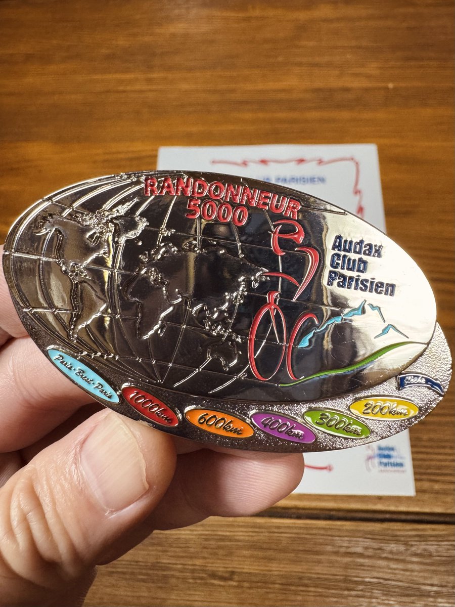 gios_kyousuke's tweet photo. Randonneur 5000🚴‍♀️
認定証とメダルが届いたぁ〜🙌

我ながら飽きずによく走った(自画自賛…w)

夜な夜な走り廻って心配をかけた家族と職場、Flècheを共に走った仲間達に感謝です🙇

#R5000 https://t.co/eBr2lAyRvu