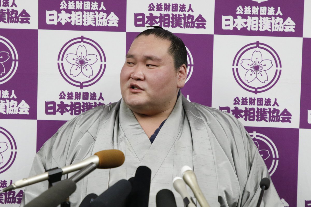 sumokyokai's tweet photo. ＜照ノ富士引退��
横綱に上がる前は「がむしゃらに、ただ横綱になりたい」という思いでやってきた相撲。
横綱になってからは、相撲の奥深さを考えるようになったという照ノ富士。

横綱に上がって最初の本場所である令和3年九月場所はコロナ禍で、声を出しての応援ができなかった場所。
今回、最後の本場所で土俵入りをした際は、
「初めて横綱として土俵に立った時と違う、お客さんの温かさを感じた。やれることはやれたかなと思った」
と気持ちを話しました。

#sumo #相撲 #照ノ富士