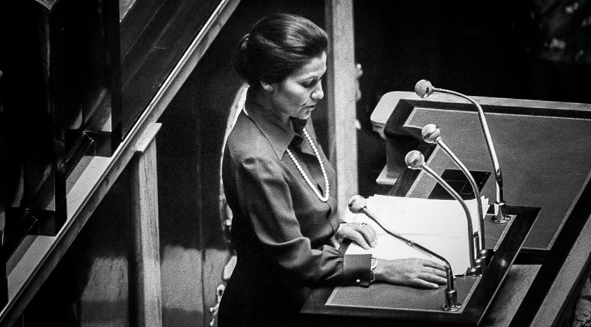 Cinquantième anniversaire de la promulgation de la loi #Veil
On en parle bientôt dans ma biographie de #SimoneVeil, écrite à partir d'entretiens inédits avec elle. A paraître en avril.
#IVG