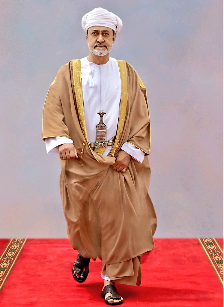 "إن الارتقاءَ بعُمانَ إلى الذُرى العاليةِ، مِنْ السموِّ والرفعةِ، التي تستحقها لَهُوَ واجبٌ وطنيٌ، وأمانةٌ عظيمةٌ، وعلى كلِّ مواطنٍ دورٌ يؤديهِ في هذا الشأن".
#السلطان_هيثم_بن_طارق
#هيثم_العهد_السعيد
#قلعة_التاريخ