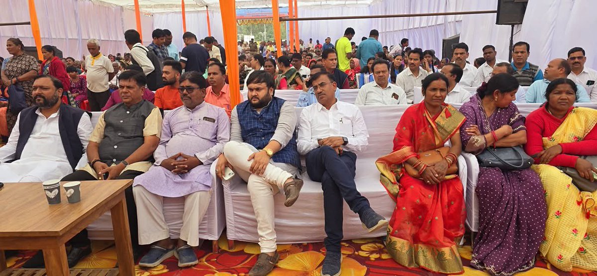 Pagrawal11's tweet photo. Attended a review meeting chaired by Hon’ble Revenue Minister Shri @sureshkpujari Ji, along with district officials, focusing on key developmental initiatives &amp; revenue programs

His emphasis on collaboration &amp; grassroots solutions was inspiring. Honored to contribute to progress https://t.co/zfLckrHi00