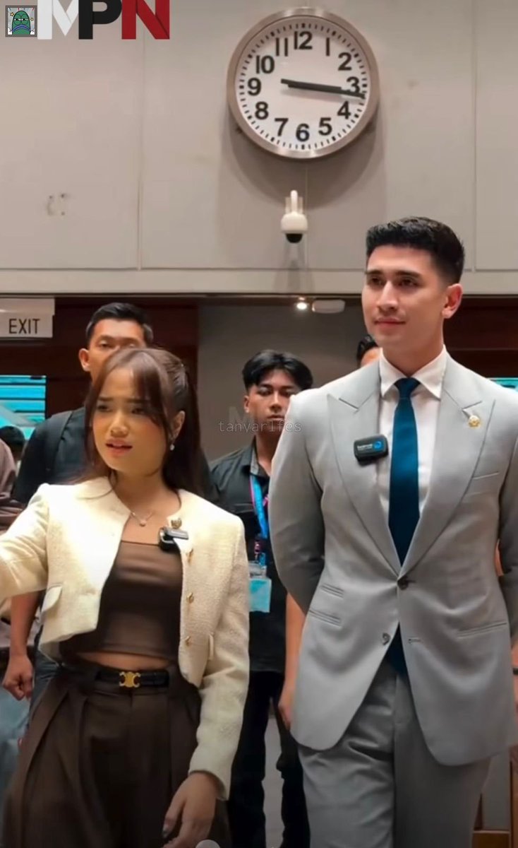 tanyarlfes's tweet image. tanyarl emang boleh ya masuk ke dpr pake crop top kayak begini?