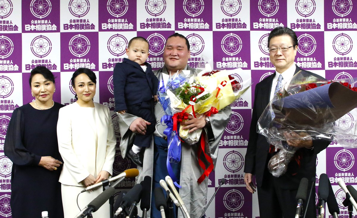sumokyokai's tweet photo. ＜照ノ富士引退＞
ケガによる長期離脱の後、復帰戦となった平成31年三月場所初日の一番。
序二段でのあの一番が、相撲人生で一番緊張してソワソワしたと振り返りました。

今後は年寄 照ノ富士として後進の指導にあたります。
「自分に嘘をつかない力士、自分に負けない力士を育てたい。
そういった力士が強くなる」　と話しました。

会見の最後には、お母様と奥様、息子さんも一緒に撮影。
約14年間の現役生活、本当にお疲れ様でした。

#sumo #相撲 #照ノ富士