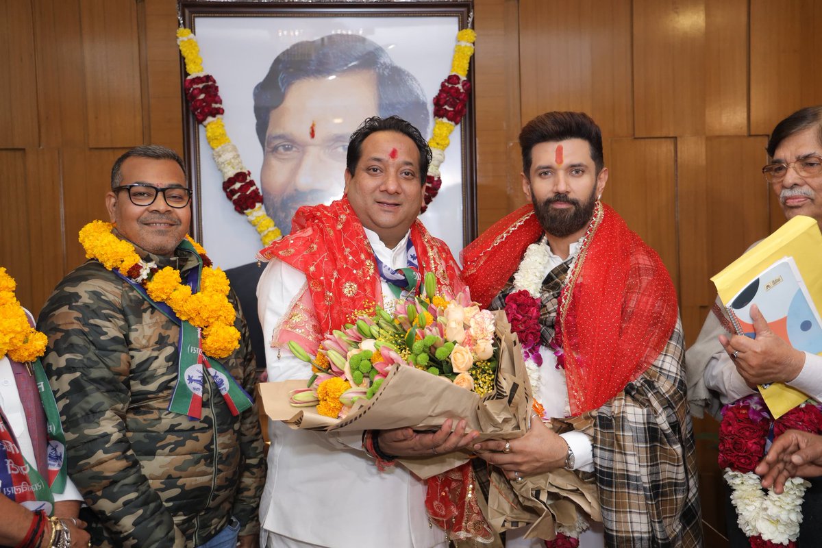iChiragPaswan's tweet photo. नई उड़ान भरने को तैयार है दिल्ली !

आज पार्टी के केंद्रीय संसदीय बोर्ड ने दिल्ली विधानसभा चुनाव में देवली (अ.जा.) विधानसभा सीट से #NDA समर्थित लोक जनशक्ति पार्टी (रामविलास) के प्रत्याशी श्री दीपक तंवर जी के नाम पर अपनी स्वीकृत प्रदान की है। @LJP4India लोकप्रिय प्रधानमंत्री आदरणीय श्री @narendramodi जी के कुशल नेतृत्व में दिल्ली में पूर्ण बहुमत से NDA की सरकार बनाने के लिए संकल्पित है। 
दिल्ली की जनता का संकल्प अब स्पष्ट है—हर नागरिक माननीय यशस्वी प्रधानमंत्री श्री नरेंद्र मोदी जी के साथ ‘विकसित भारत’ के निर्माण में योगदान देने के लिए तैयार है, और दिल्ली ने AAPदा से मुक्ति का मन बना लिया है।
आदरणीय प्रधानमंत्री जी , देश के लोकप्रिय गृहमंत्री श्री अमित शाह जी एवं भाजपा के राष्ट्रीय अध्यक्ष श्री जेपी नड्डा जी के नेतृत्व में #NDA एक बड़ी जीत हासिल करने जा रहा है। मुझे विश्वास है कि 8 फरवरी को दिल्ली विधानसभा चुनाव का परिणाम NDA के पक्ष में होगा। मेरी पार्टी लोक जनशक्ति पार्टी (रामविलास) इस जीत में अपनी अहम भूमिका निभाएगी।

@ANI || @PTI_News || @ians_india