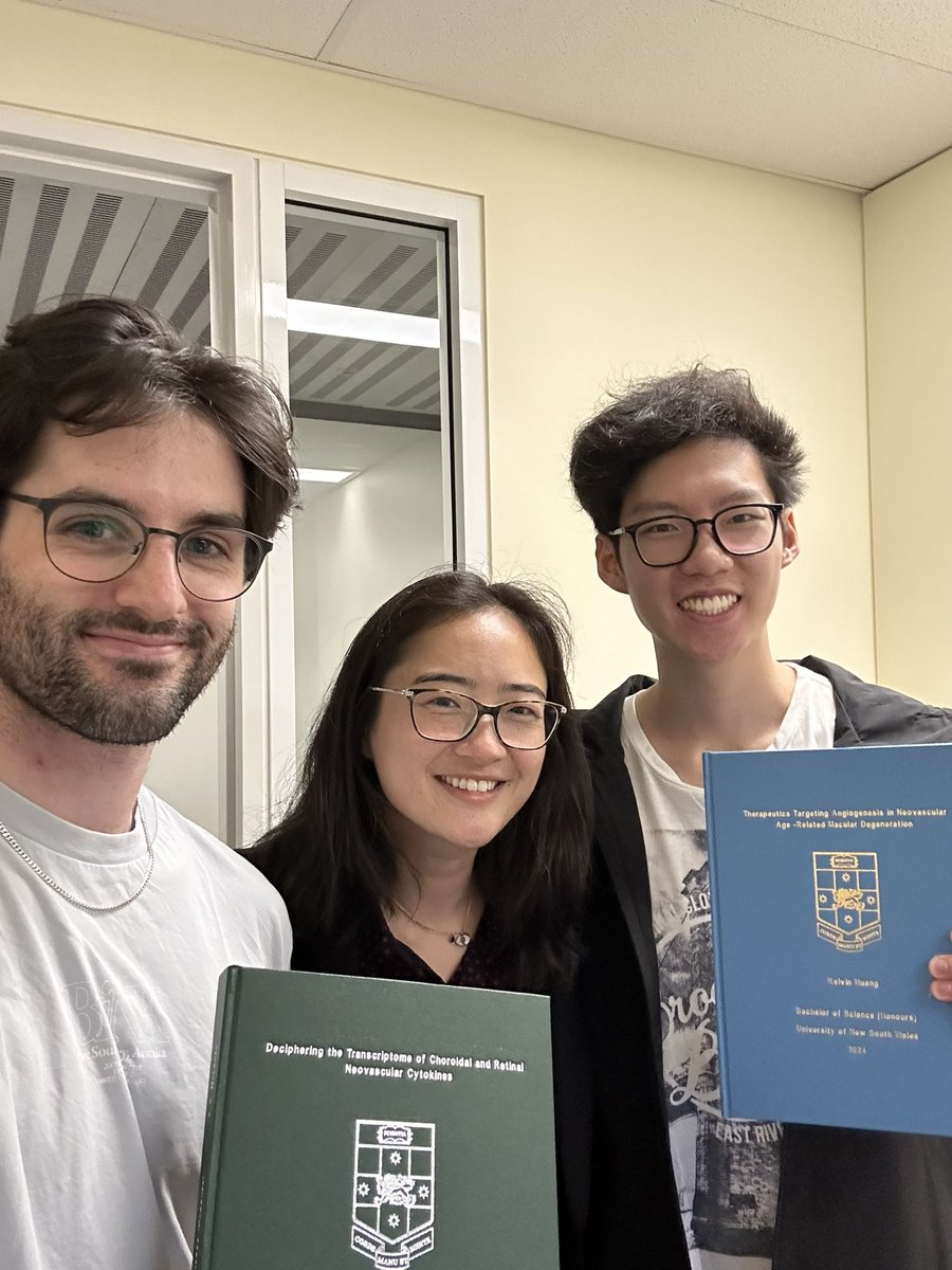 retinalresgroup's tweet image. So proud of our Honours students @randomkg21 @fergus_mcl on achieving First Class Honours! What a fantastic year of research! It was an Honour ;) to have these talented students in the lab! 🤓 The first Honours students of the Shu lab! @EyeDaisyShu