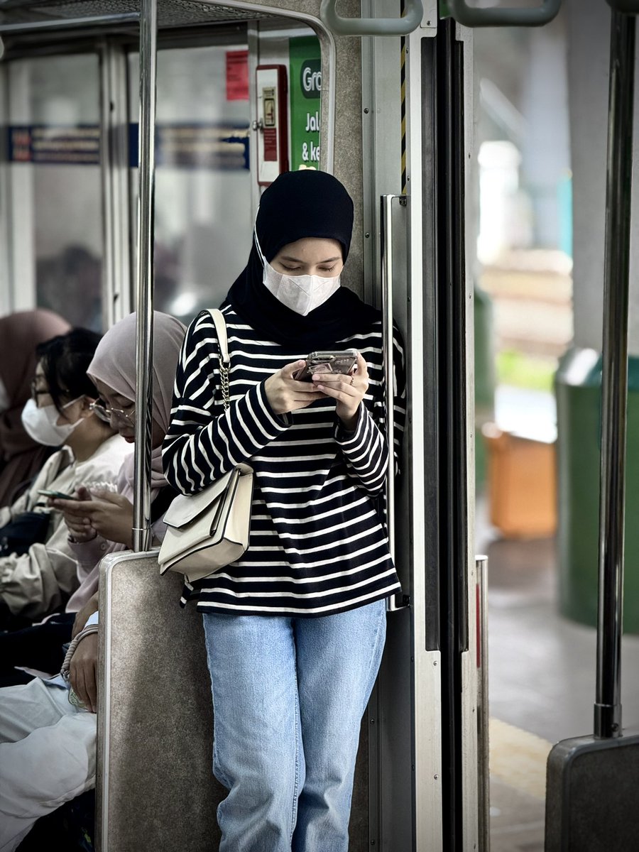 BogieAkbar's tweet photo. Sehat sehat mbak nya semoga selamat sampai tujuan 🥺✌️📸 at krl https://t.co/W1HRxTgMM2
