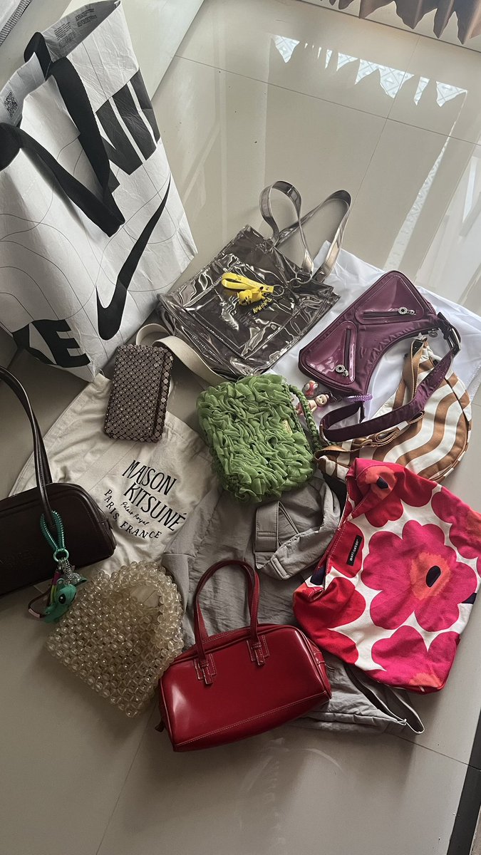 bitfragile's tweet photo. Abis declutter tas &amp; mau upload yg akan dijual ada yg preloved ada yg baru jg. Ada GU, marimekko, maison kitsune, sunny pixie, marge sherwood. https://t.co/X934M4N9bU