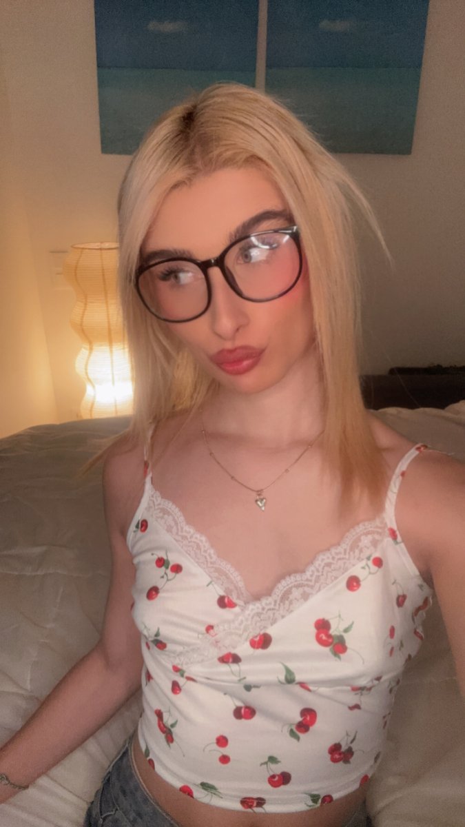 evalatrs's tweet photo. J’ai envie de te prouver que je suis la plus féminine des trans, AIME et RT je t’envoie la preuve en DM. 😻🔥

Dis-moi quand c’est fait (faut être abonné que je puisse t’envoyer ça) ✅ https://t.co/O1DQeqnPXs