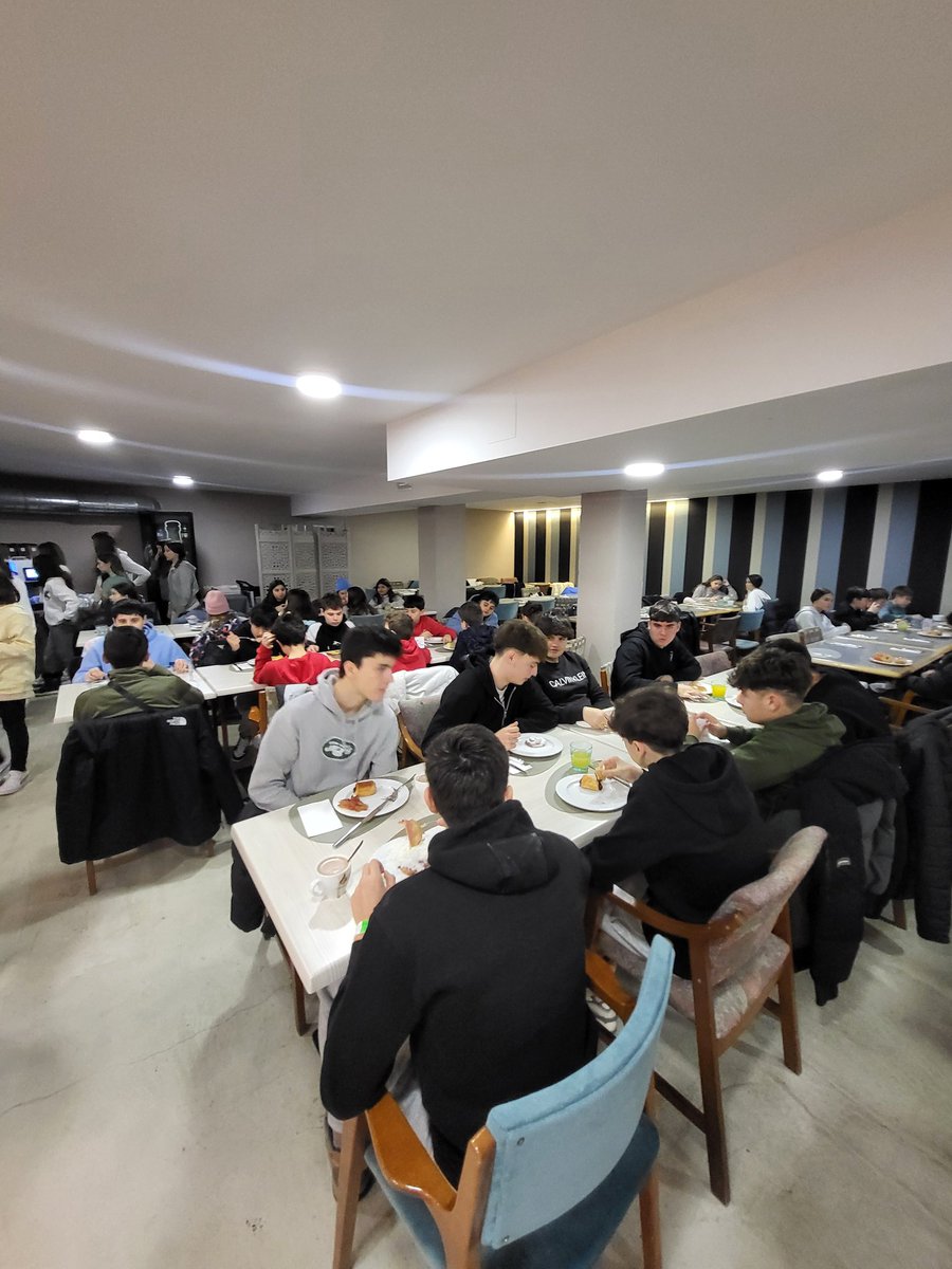 Buenos días familias. Desayunando. En cuanto terminemos salimos de vuelta.
#ViajedeesquiHBST2025
<a href="/HBSTORREJON/">Humanitas Torrejón</a>