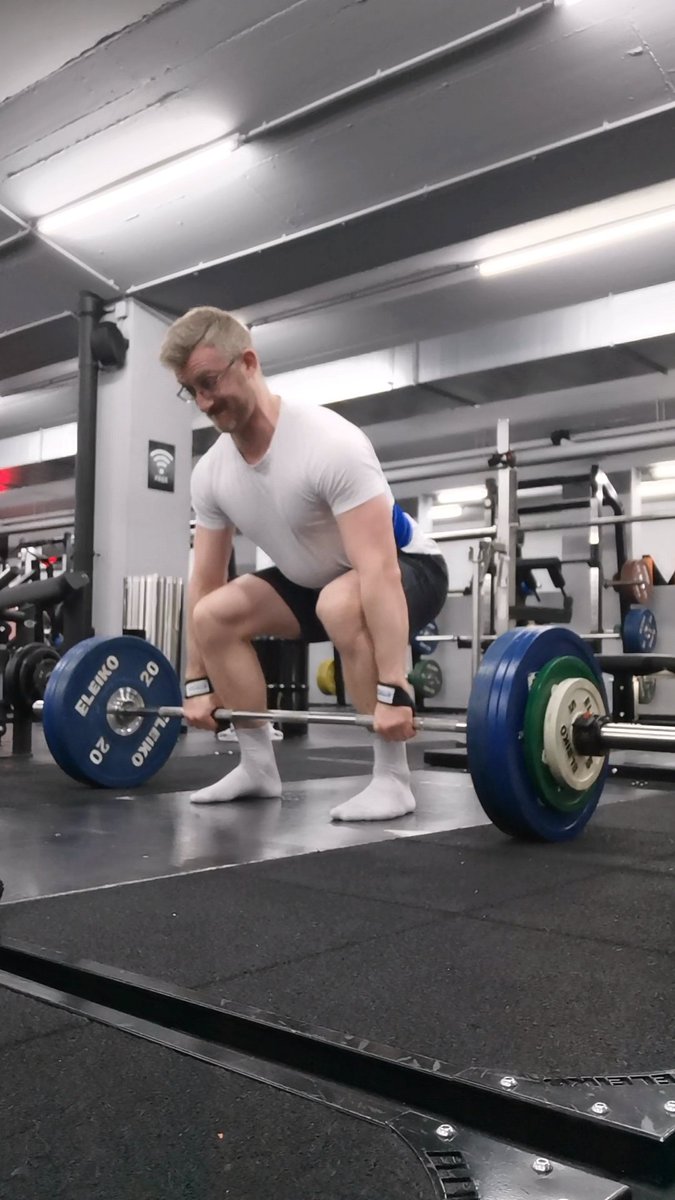 jan_podgornik's tweet image. Še prejšnji teden sem se grozno mučil s 160kg oz. imel vmes in potem bolečine v križu.
Danes 170 easy, celo 1 ponovitev več kot planirano.

Razlika je samo to, da 5cm bolj narazen stojim 😁
Do 22.3 190kg 10x? 🤔

#strongmanrookie #competitionprep