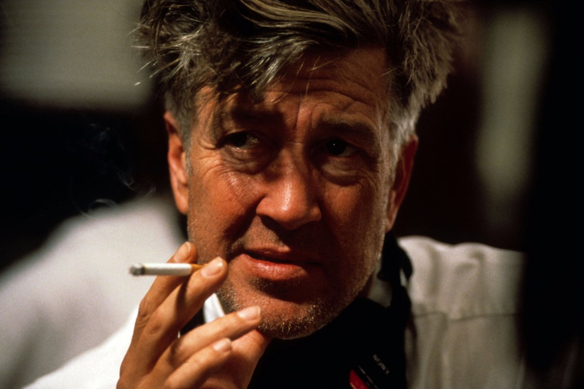 So_Film's tweet photo. Il était le cinéaste derrière ELEPHANT MAN, MULHOLLAND DRIVE, TWIN PEAKS. Un maître du bizarre. Un gourou transcendantal. Et beaucoup d'autres choses, dès lors qu'il ne faisait rien comme personne. 

L'immense David Lynch nous a quitté ce jeudi à l'âge de 78 ans 🕊️ https://t.co/zUfcU9DAK5