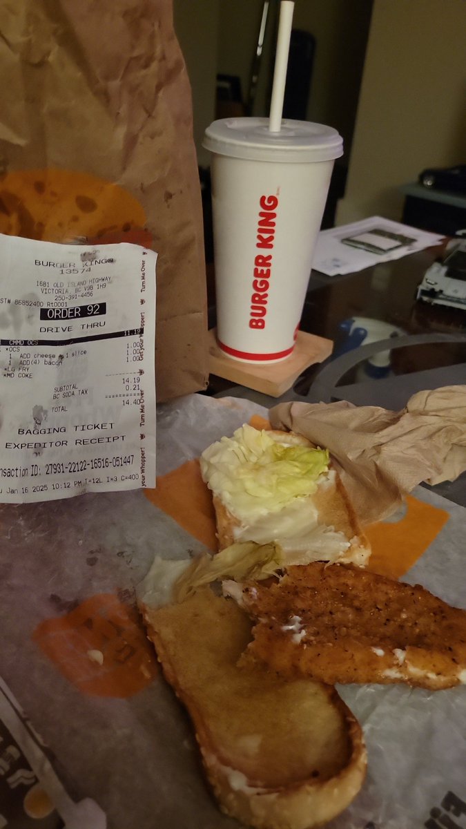 Kelsokhol30's tweet photo. @BurgerKingCAN why do you make it impossible to file a complaint on your website.. You stole from me. No cheese. No bacon. And your website is Junk. @BBBcentralcan https://t.co/rGY7T0XwX6