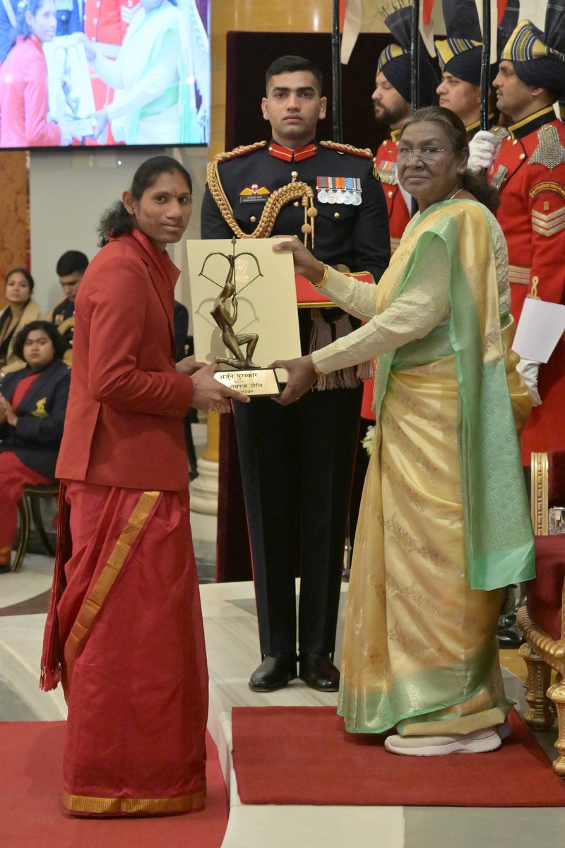 rashtrapatibhvn's tweet photo. President Droupadi Murmu confers Arjuna Award, 2024 on Ms. Jeevanji Deepthi in recognition of her outstanding achievements in Para-Athletics. Her achievements are:

•     Bronze medal in Paralympic Games (Women’s 400m T20) held in Paris, France in 2024.

•     Bronze medal in the World Championship (Women’s 400m T20) held in Kobe, Japan in 2024.

•     Gold medal in 4th Asian Para Games (Women’s 400m T20) held in Hangzhou, China in 2023.