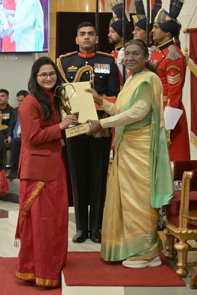 rashtrapatibhvn's tweet photo. President Droupadi Murmu confers Arjuna Award, 2024 on Ms. Vantika Agrawal in recognition of her outstanding achievements in Chess. Her achievements are:

•     Gold medal in Chess Olympiad (Women's Team) held in Budapest, Hungary in 2024.

•     Gold medal in Chess Olympiad (Individual) held in Budapest, Hungary in 2024.

•     Silver medal in Asian Games (Women's Team) held in Hangzhou China in 2023.
