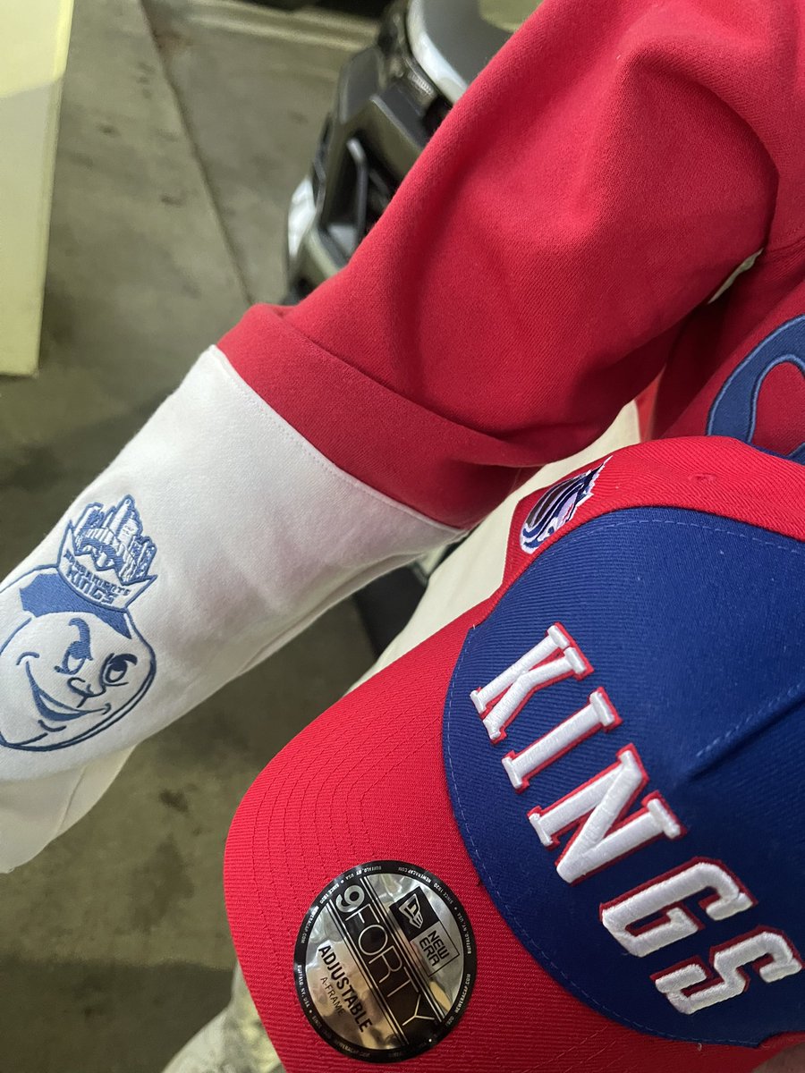 RoyTheMascot's tweet photo. Got this before the game tonight🔥Drop ur Roy Al merch in the replies 👇🏽 https://t.co/oGQVkU3aLb