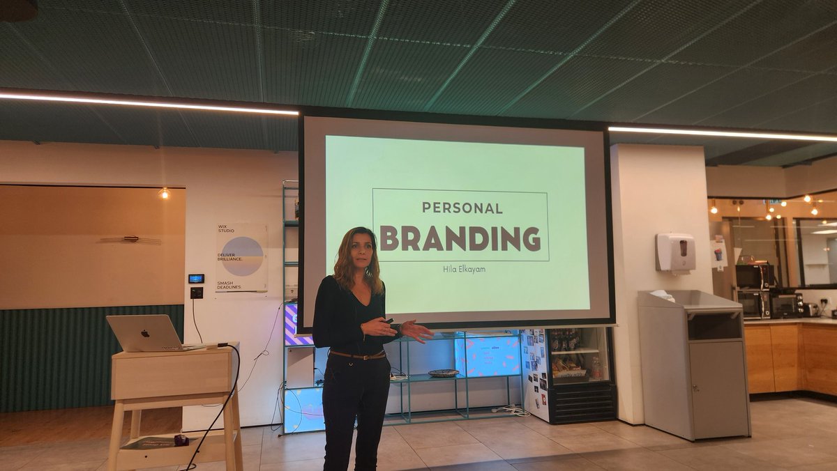 אז מה היה לנו אתמול?
למדנו כמה חשוב מיתוג עצמי, ויצאנו טיפה מהאיזור נוחות שלנו...
הבנו את הרעיון שכדאי לתת ל ai דרכים אחרות לעזור לנו בכתיבת קוד ואיך לעשות את זה,
ולבסוף עמית שיין הפתיע בלייב קוד כמו שהוא יודע...
תודה לכל מי שהגיע!