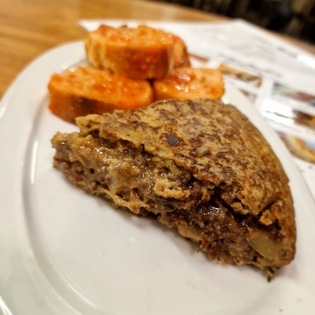 Bodega Montferry (@bodegamontferry) on Twitter photo Bon dia per avui truita de patata i ceba amb botifarrons negres. Salut <a href="/DO_sants/">D.O. Sants</a> #entrepadeldia Bon dia per avui truita de patata i ceba amb botifarrons negres. Salut <a href="/DO_sants/">D.O. Sants</a> #entrepadeldia