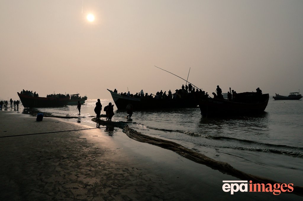 Piyal100's tweet photo. #epaimages #photojournalism #hindufestival #annualfair #sagarisland #gangasagar #followers #highlight #kolkata #india #street #streetphotography https://t.co/yHqu0xhQzq