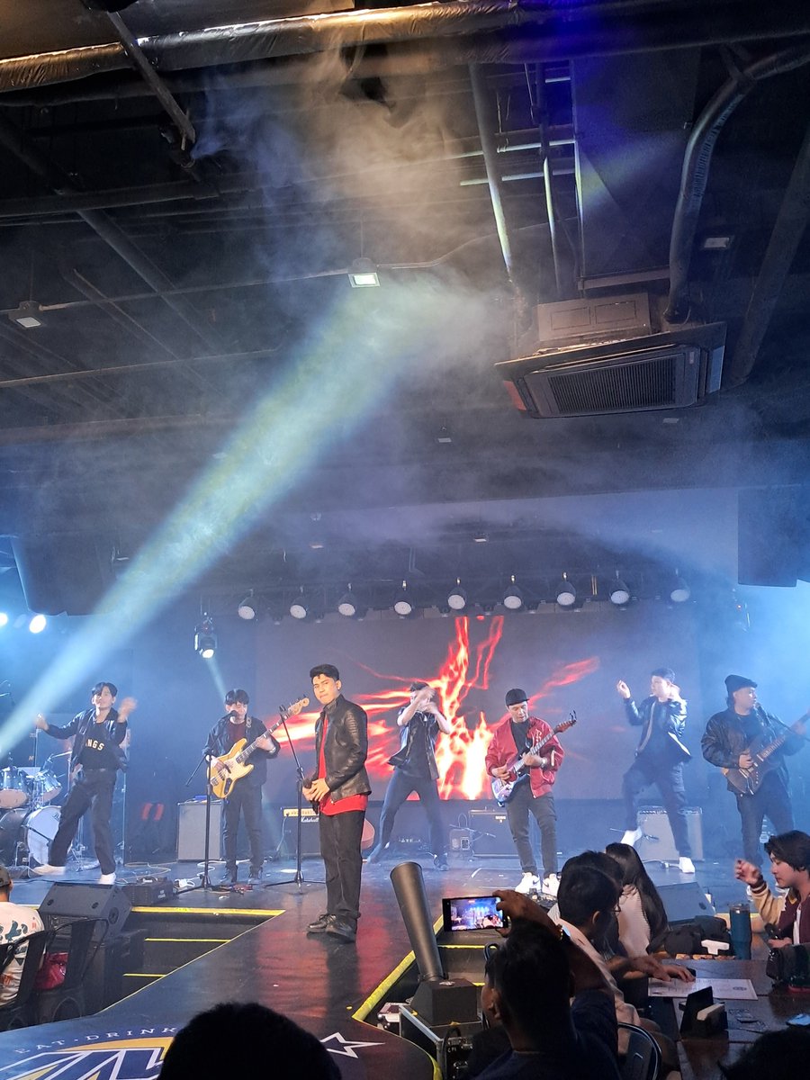 StarMusicPH's tweet photo. ICYMI: Five Fingers performed at their concert last night @ Viva Cafe PH!
🔗STREAM 'LAKAS MO' HERE:
https://t.co/GRqkUI8R10
#ABSCBNMusic #DNAMusicPH #FiveFingers #LakasMo #OPMBand https://t.co/xf3SHBdw83