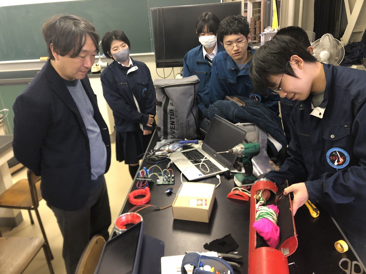 Sumoto_SSTEC's tweet photo. 伊与原　新さんが直木賞を受賞されました。おめでとうございます！伊与原さんは先月、本校の図書館イベントにお越しくださいました。科学技術部の活動にも関心を持って下さり、部室を訪れてくださいました。私たちの糖燃料ロケットに関心を持って下さり、いろいろ声をかけてくださいました！ https://t.co/inqwypOeAs