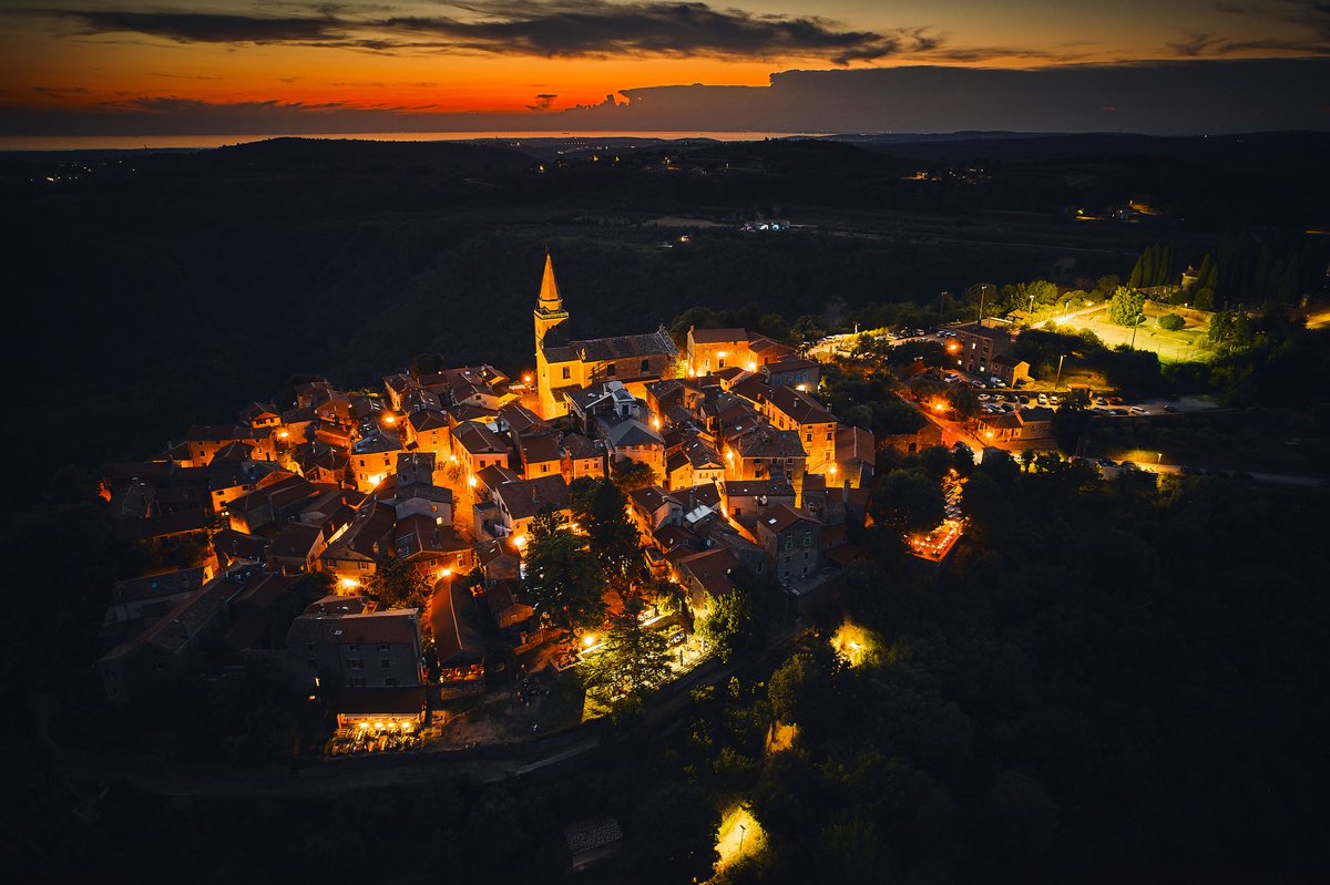 ColoursofIstria's tweet photo. As night falls over #Grožnjan, it transforms into a glowing masterpiece. 🕯 🌙
The warm golden lights dance along its cobbled streets, and the shadows whisper stories of centuries past. 🌃
Have you ever experienced the charm of Grožnjan under the stars? https://t.co/sfUjHfr8fD