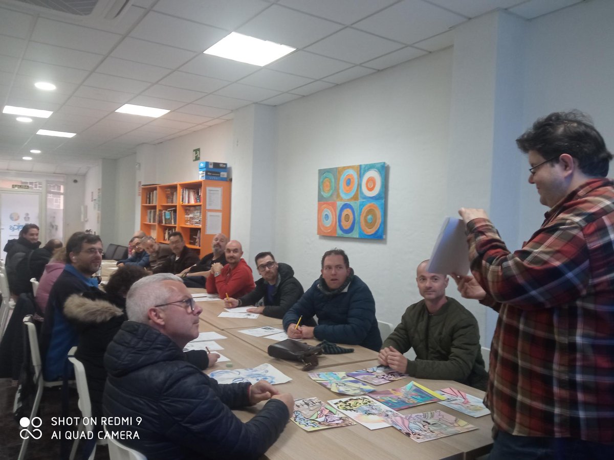 Las personas usuarias disfrutaron del taller de pintura, encuadrado en las actividades de arte que se imparten en nuestra sede, trabajando la imaginación a través del dibujo de animales marinos  en esta ocasión.
