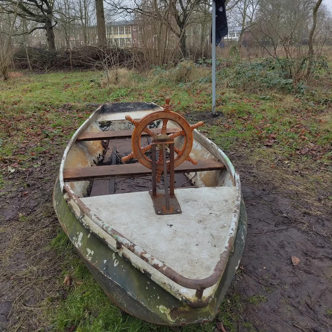 Buurtbewoner Jim had nog een oude loodzware boot over die hij ons schonk. Met 20 vrijwilligers naar <a href="/deNatureluur/">de Natureluur</a> gesleept. Alle onveilige onderdelen verwijderd etc. Bankjes en vlaggenmast erbij...

Onze eigen Black Pearl! Deze boot levert vast en zeker uren speelplezier op! 🏴‍☠️☠️