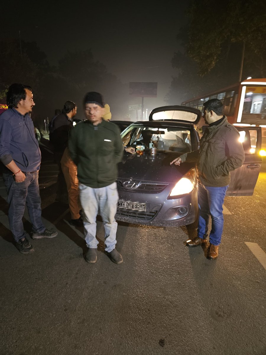 bareillypolice's tweet photo. @PareekManush पुलिस अधीक्षक नगर #bareillypolice  द्वारा रात्रि में शान्ति एवं कानून-व्यवस्था के दृष्टिगत शराब पीकर गाड़ी चलाने वाले गाड़ी चालकों तथा पुलिस कलर की लाल-नीली लाइट लगी गाड़ियों के विरुद्ध कार्यवाही कर चालान किया गया ।
#UPPolice https://t.co/fTUpz279hu