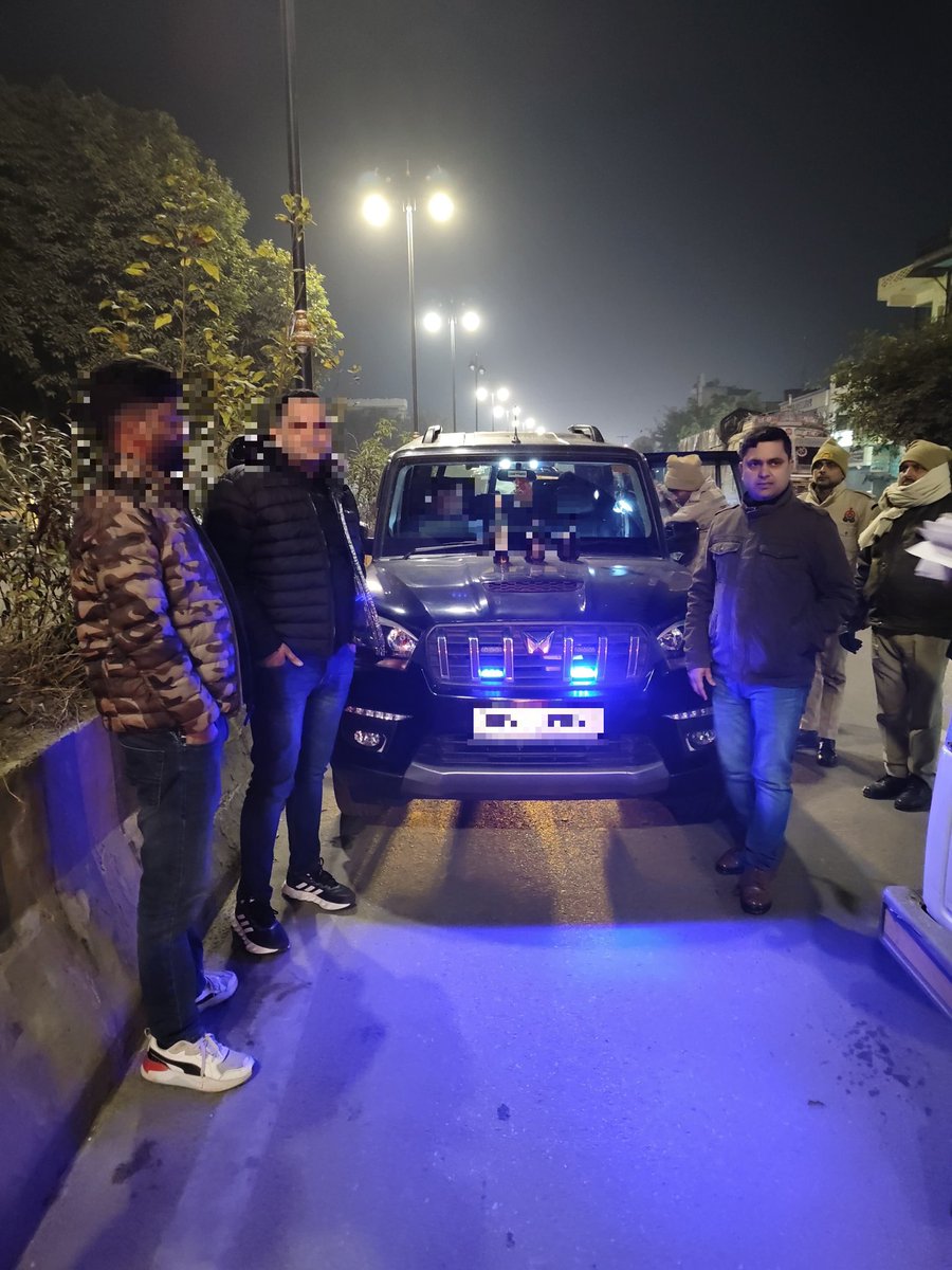 bareillypolice's tweet photo. @PareekManush पुलिस अधीक्षक नगर #bareillypolice  द्वारा रात्रि में शान्ति एवं कानून-व्यवस्था के दृष्टिगत शराब पीकर गाड़ी चलाने वाले गाड़ी चालकों तथा पुलिस कलर की लाल-नीली लाइट लगी गाड़ियों के विरुद्ध कार्यवाही कर चालान किया गया ।
#UPPolice https://t.co/fTUpz279hu