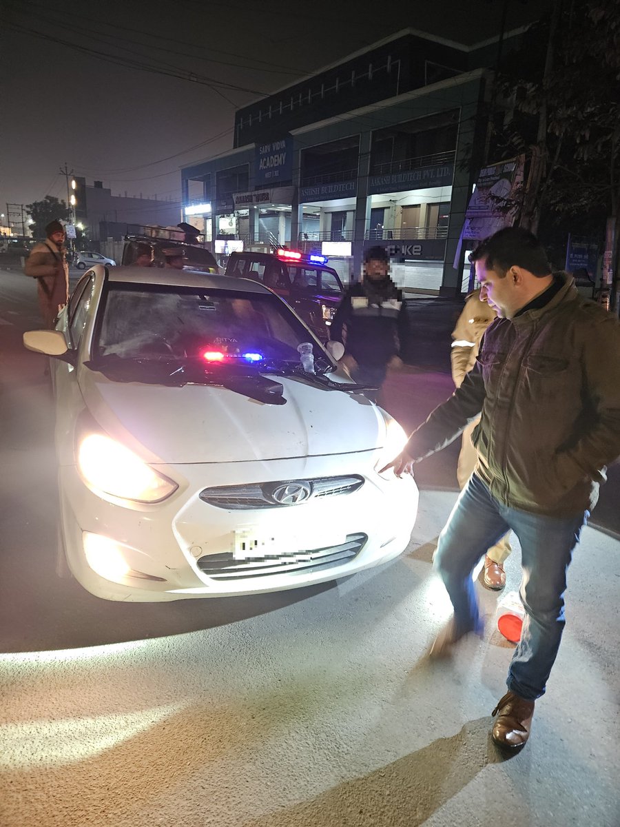bareillypolice's tweet photo. @PareekManush पुलिस अधीक्षक नगर #bareillypolice  द्वारा रात्रि में शान्ति एवं कानून-व्यवस्था के दृष्टिगत शराब पीकर गाड़ी चलाने वाले गाड़ी चालकों तथा पुलिस कलर की लाल-नीली लाइट लगी गाड़ियों के विरुद्ध कार्यवाही कर चालान किया गया ।
#UPPolice https://t.co/fTUpz279hu