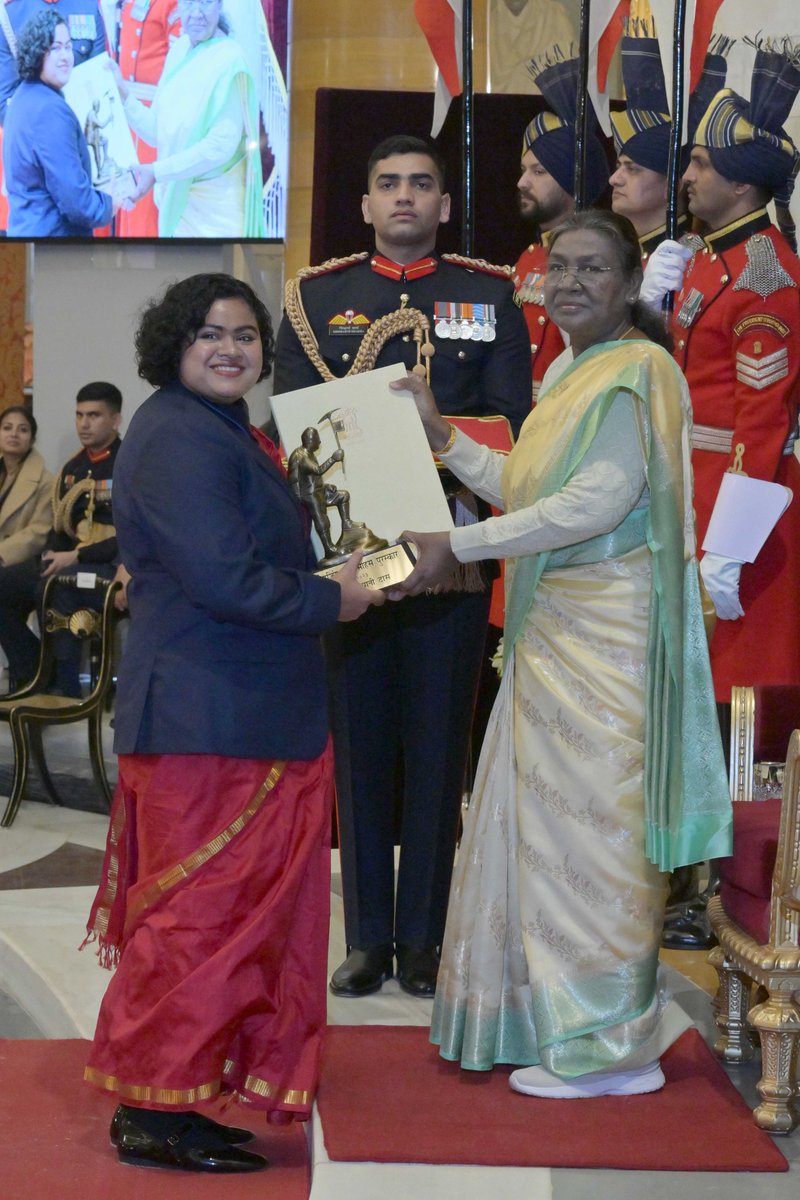 President Droupadi Murmu confers Tenzing Norgay National Adventure Award, 2023 on Ms Sayani Das for her outstanding achievements in Water Adventure.

She swam the English Channel (England to France) in 14 hrs. 08 min., Rottnest  channel in 6 hrs. 42 min., Molokai channel (Molokai