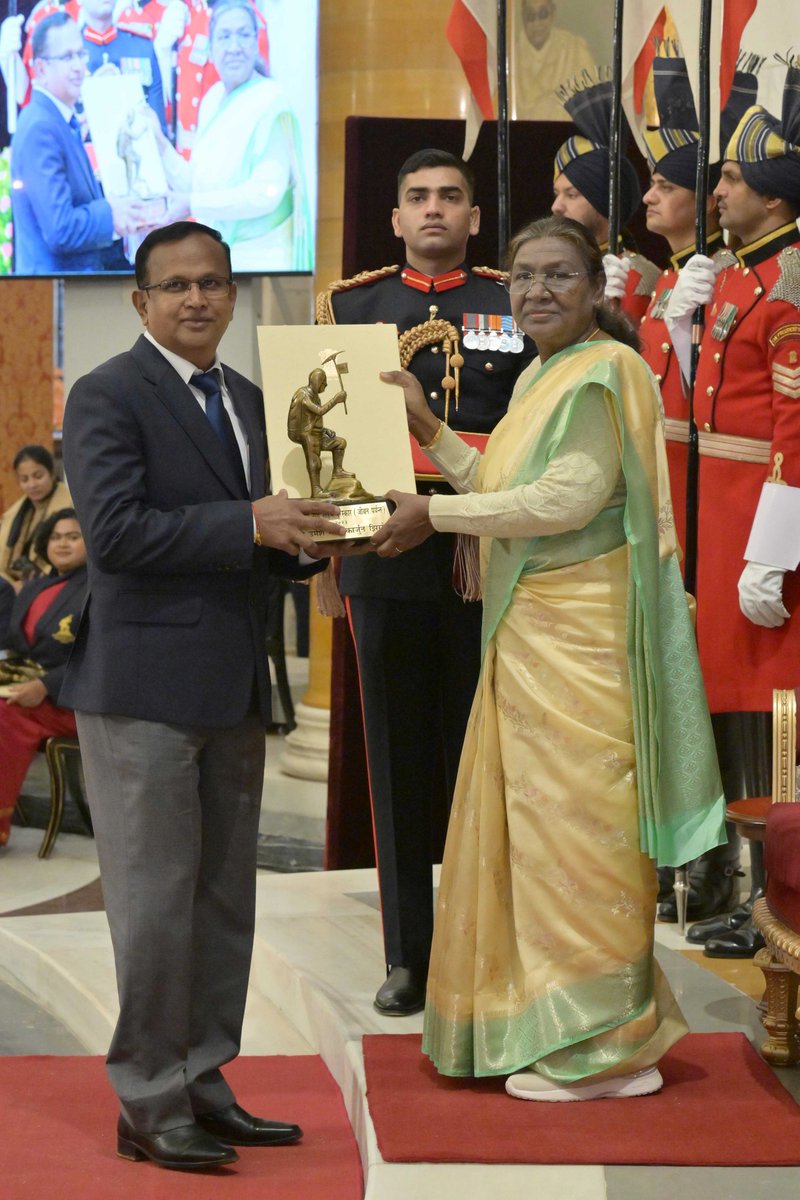 rashtrapatibhvn's tweet photo. President Droupadi Murmu confers Tenzing Norgay National Adventure Award, 2023 on Shri Umesh Mallikarjun Zirpe for his Lifetime achievements in Land Adventure.
He has successfully led expeditions to Mount Everest, Mount Manaslu, Mount Lhotse, Mount Kanchenjunga, Mount Annapurna and Mount Dhaulagiri and also guided youth on different Mountaineering campaigns.