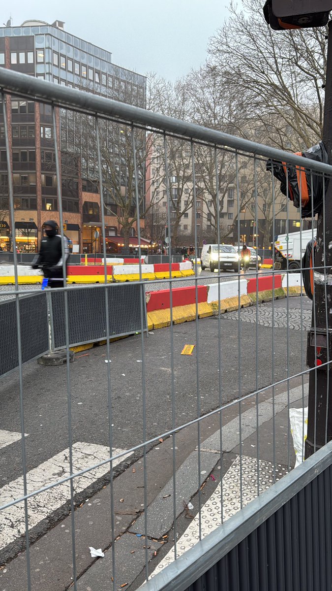 Ben_Bou's tweet photo. Forêt urbaine de rien du tout juste encore une occasion d’embêter les riverains et surtout les automobilistes. #ColonelFabien #SaccageParis
Et bien sûr toujours aucune consultation et une anarchie permanente avec nos impôts locaux https://t.co/94U7527JQw