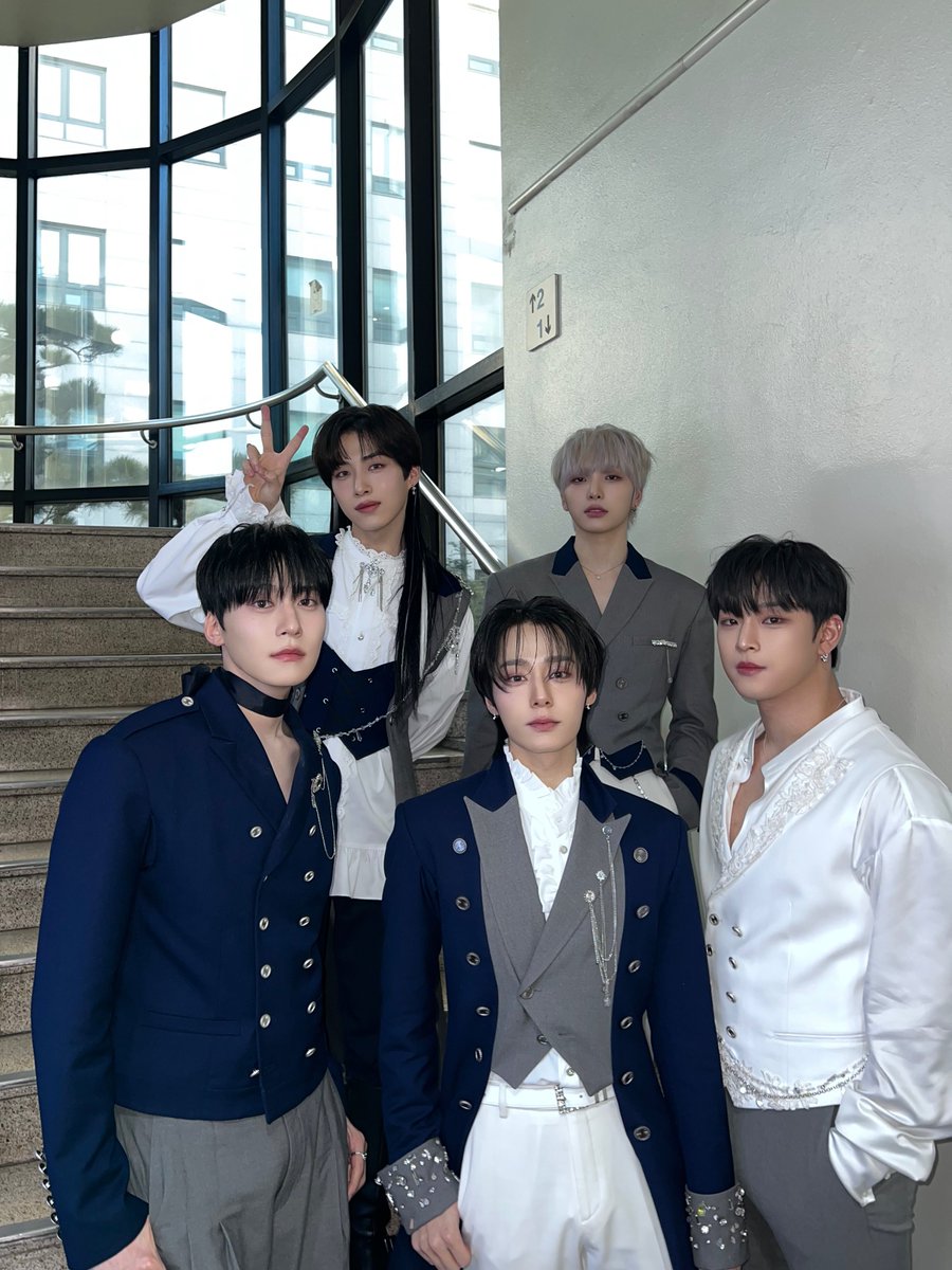 official_ONEUS's tweet photo. [#원어스]

잠시 후 5시 5분, KBS '뮤직뱅크'
달님들의 🏆응원 대상🏆 수상을 축하드리며•••
오늘도 본방사수 놓치지 마세요💗

#ONEUS #Dear_M #IKUK #뮤직뱅크 https://t.co/ioevB2n5ip