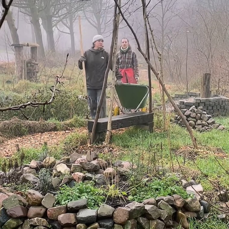Voedselbos Sloterpark is volop in ontwikkeling 🌱
O.l.v Rens Spanjaard kun je eens mee komen werken aan dit mooie project. De komende meewerkdag is 5 feb. Meld je hiervoor bij ons aan.

Het voedselbosje is ook fijn om gewoon eens doorheen te wandelen 🥾🤗