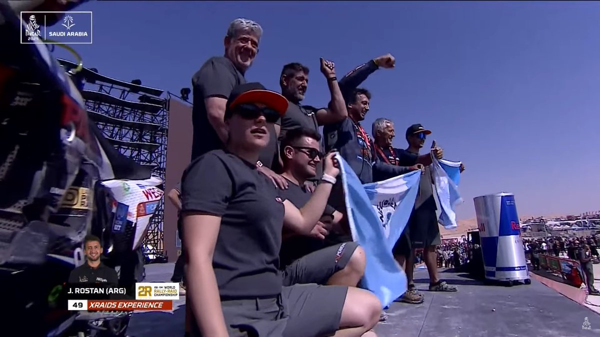 Mostrala que vale oro!!!

Inolvidable momento para Santiago Rostan y su familia, recibiendo una medalla de finisher del #Dakar2025 que vale todo el esfuerzo de un año. 

Fotos: transmisión ASO