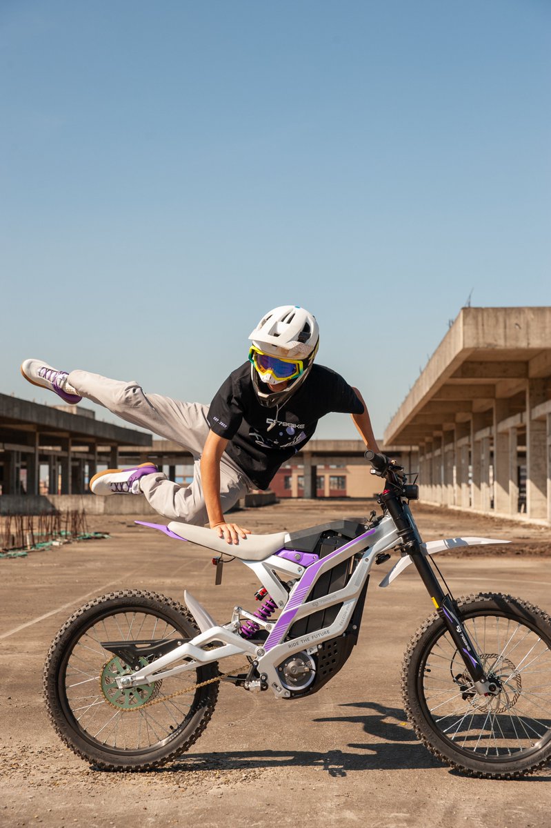 haoqiebike's tweet image. Unleash the power of the Falcon Pro! 💥Embrace adventure, feel the thrill, and challenge yourself every ride! 🌍
Max Speed: 55mph 🚀
Peak Power: 10KW (Dual Motors) ⚡
Max Torque: 410N.m 🔥
Battery: 72V/35Ah 🔋
#haoqiebike #HAOQI #FalconPro #dirtbike #extremesports #adventure